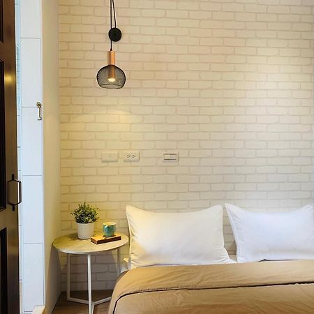 Oyaji Guesthouse-依人數床位數計價開放房型 Tainan Bagian luar foto
