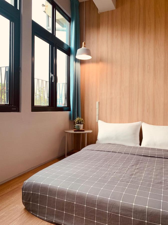 Oyaji Guesthouse-依人數床位數計價開放房型 Tainan Bagian luar foto