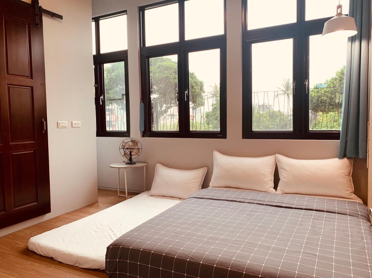 Oyaji Guesthouse-依人數床位數計價開放房型 Tainan Bagian luar foto