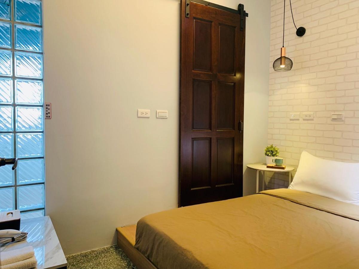 Oyaji Guesthouse-依人數床位數計價開放房型 Tainan Bagian luar foto