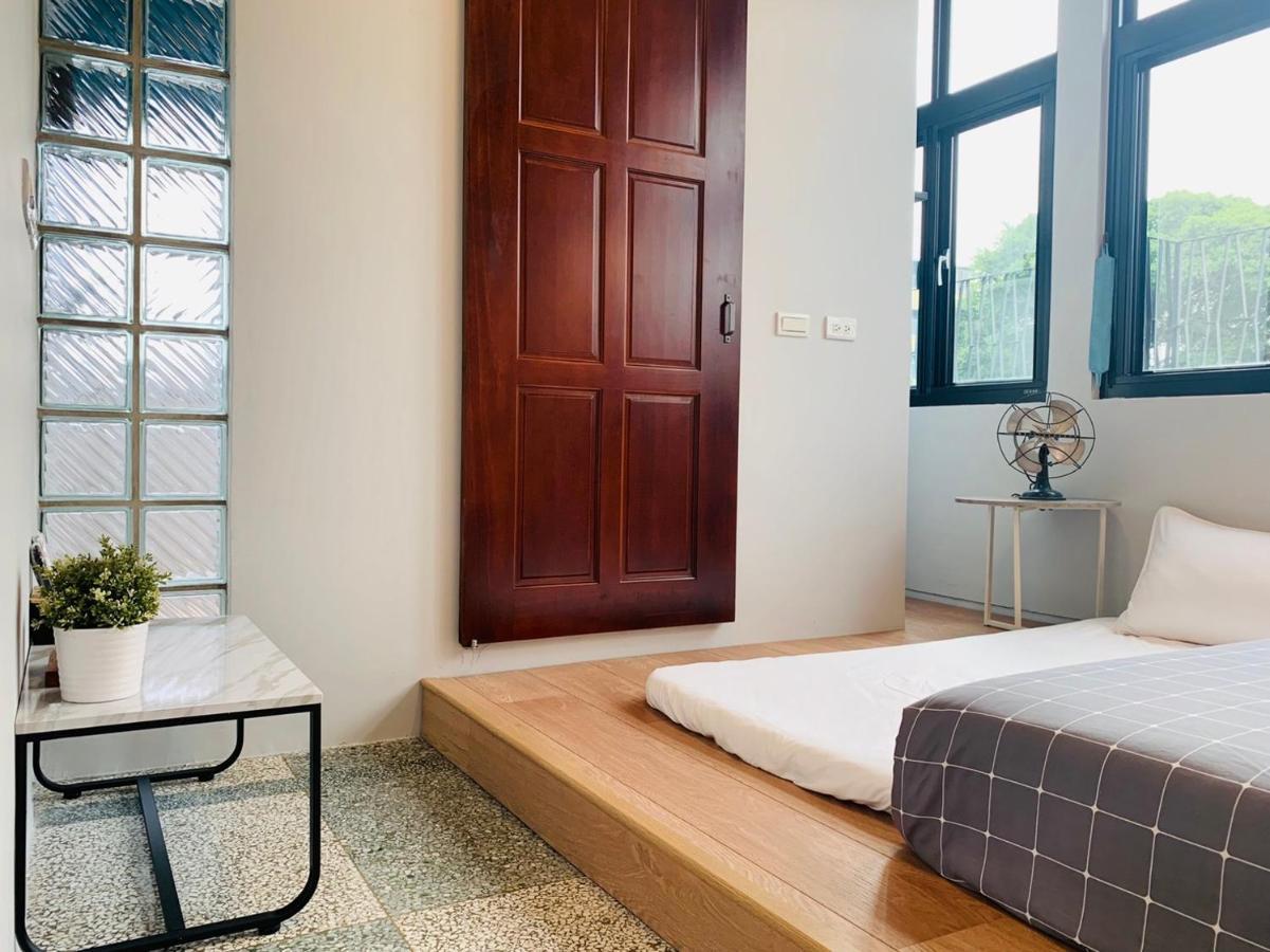 Oyaji Guesthouse-依人數床位數計價開放房型 Tainan Bagian luar foto