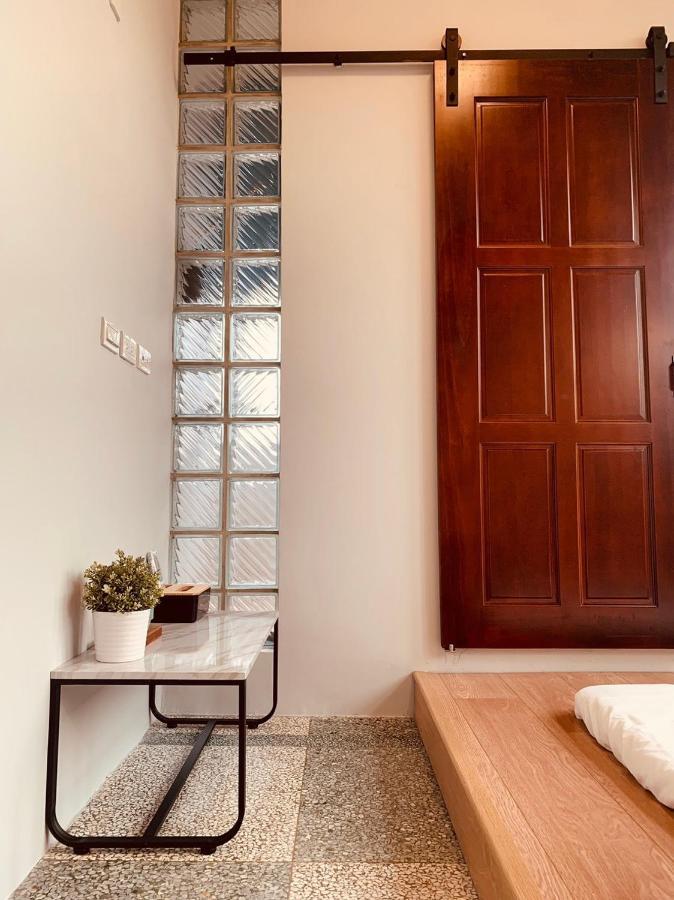 Oyaji Guesthouse-依人數床位數計價開放房型 Tainan Bagian luar foto
