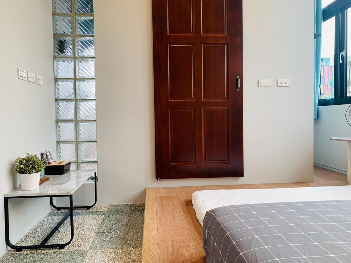 Oyaji Guesthouse-依人數床位數計價開放房型 Tainan Bagian luar foto