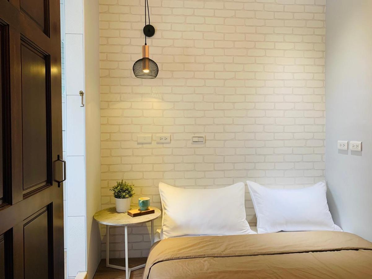 Oyaji Guesthouse-依人數床位數計價開放房型 Tainan Bagian luar foto