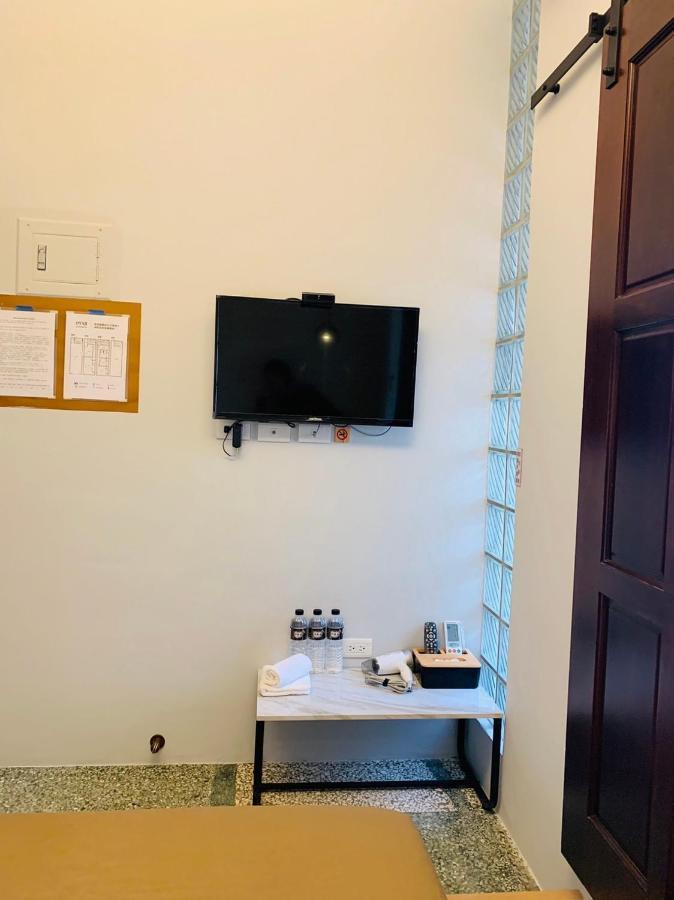 Oyaji Guesthouse-依人數床位數計價開放房型 Tainan Bagian luar foto