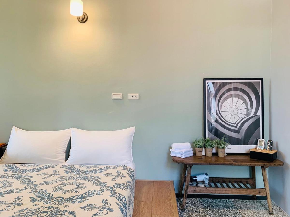 Oyaji Guesthouse-依人數床位數計價開放房型 Tainan Bagian luar foto