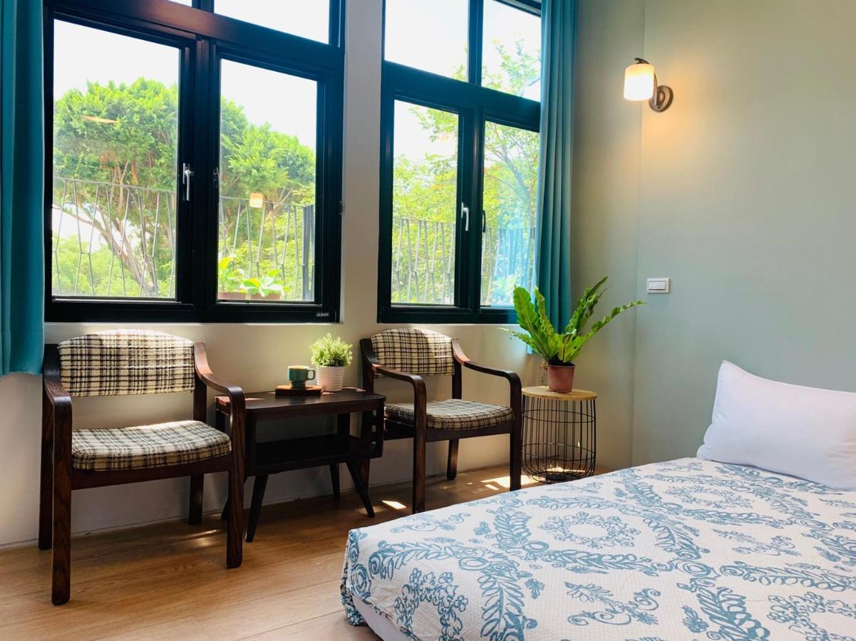 Oyaji Guesthouse-依人數床位數計價開放房型 Tainan Bagian luar foto