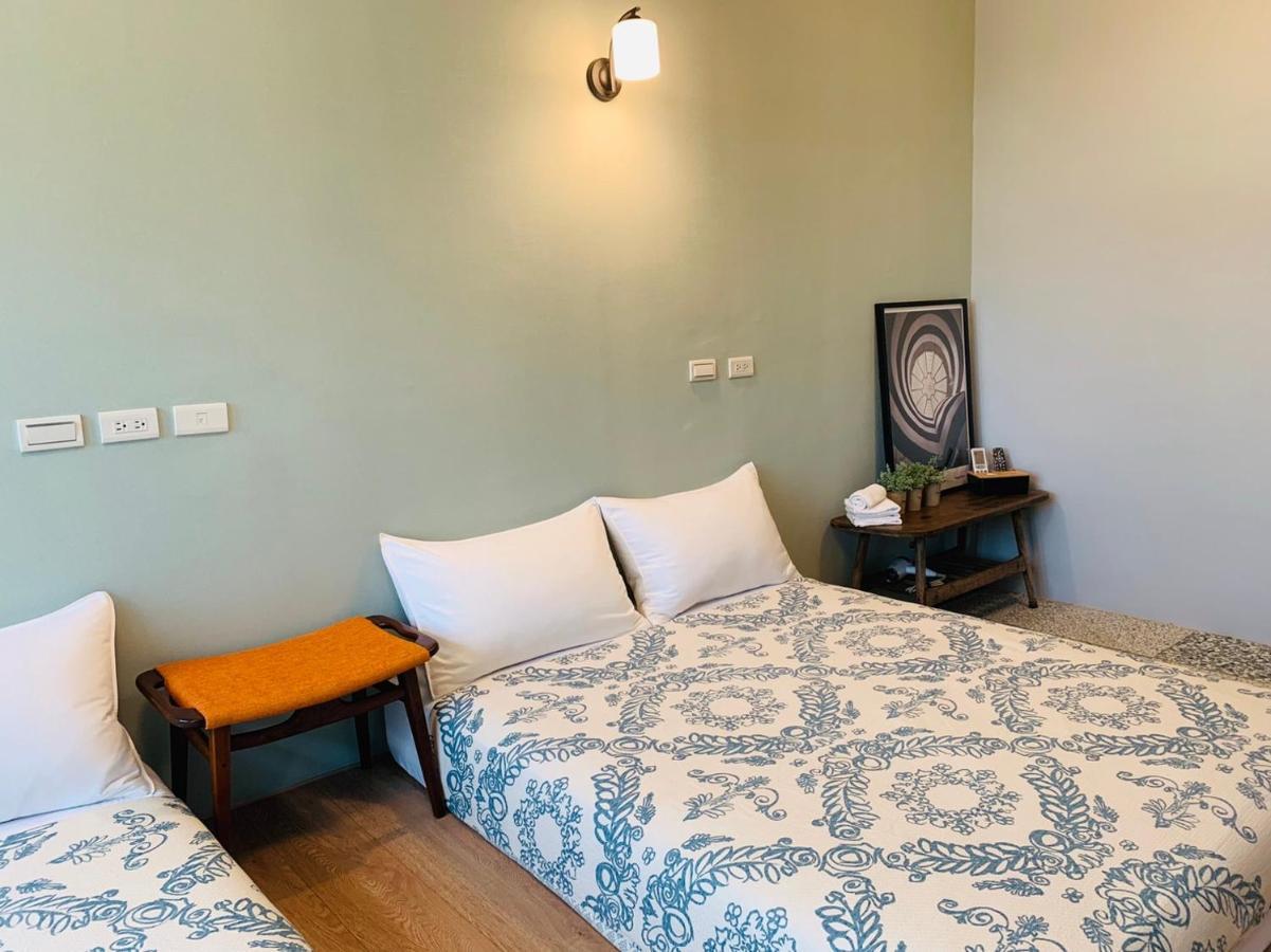 Oyaji Guesthouse-依人數床位數計價開放房型 Tainan Bagian luar foto