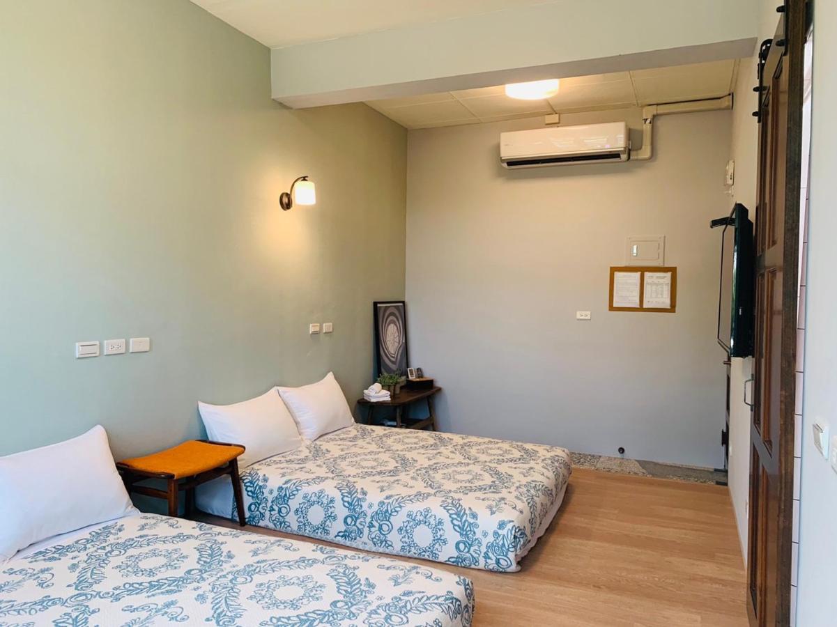 Oyaji Guesthouse-依人數床位數計價開放房型 Tainan Bagian luar foto