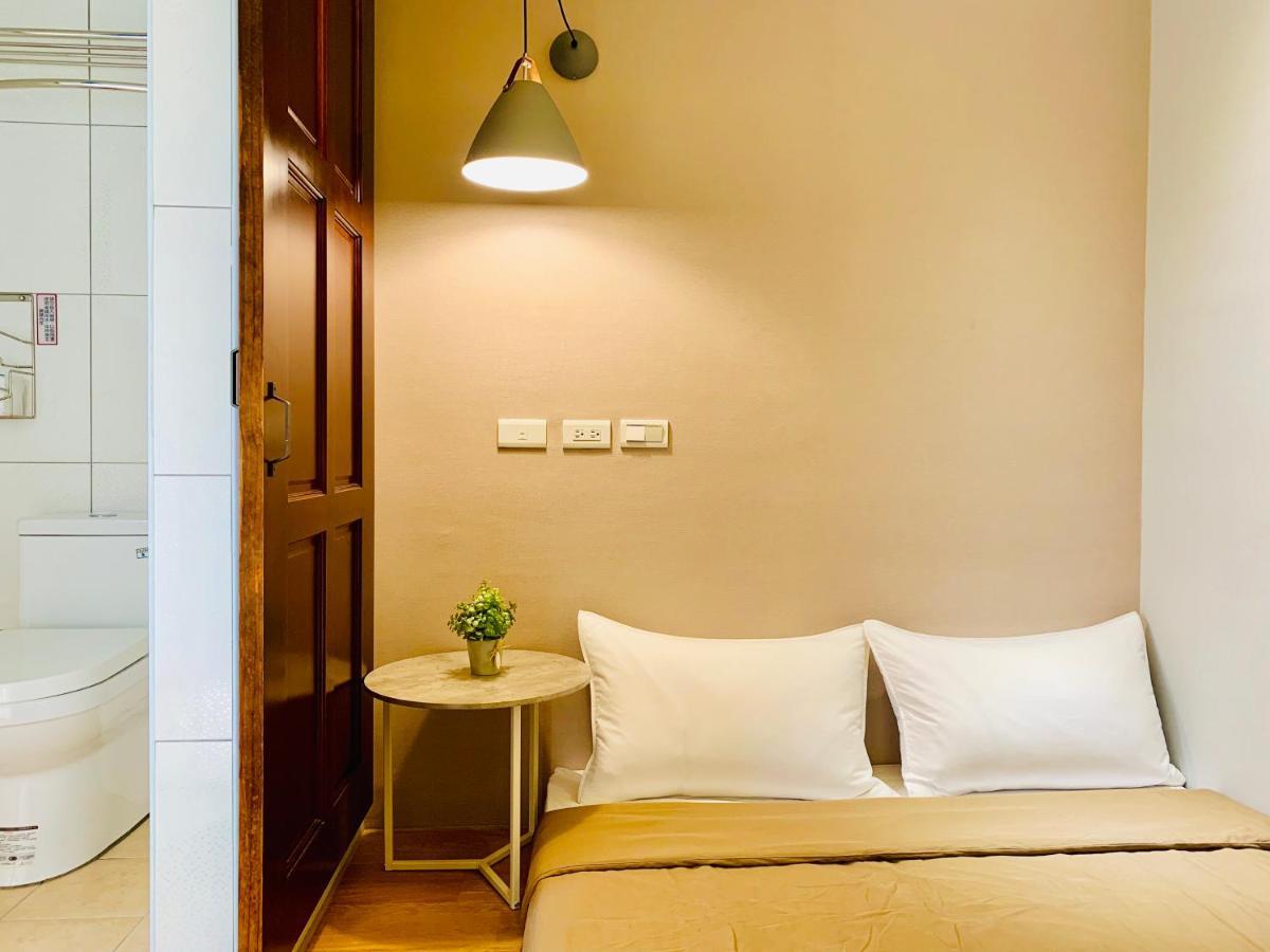 Oyaji Guesthouse-依人數床位數計價開放房型 Tainan Bagian luar foto
