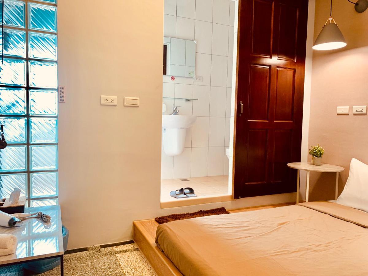 Oyaji Guesthouse-依人數床位數計價開放房型 Tainan Bagian luar foto