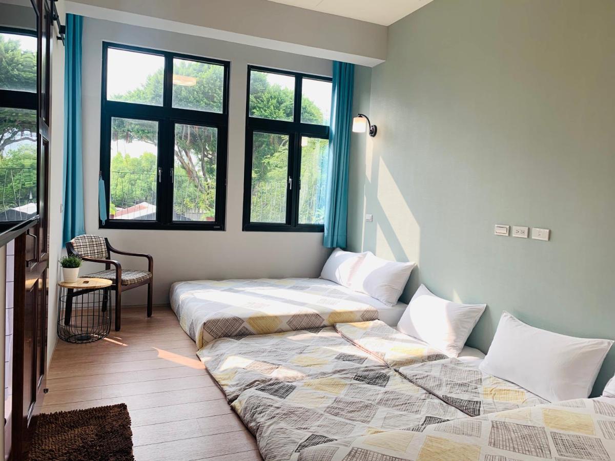 Oyaji Guesthouse-依人數床位數計價開放房型 Tainan Bagian luar foto