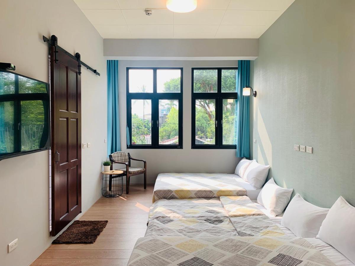 Oyaji Guesthouse-依人數床位數計價開放房型 Tainan Bagian luar foto