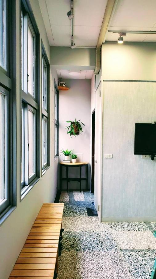 Oyaji Guesthouse-依人數床位數計價開放房型 Tainan Bagian luar foto