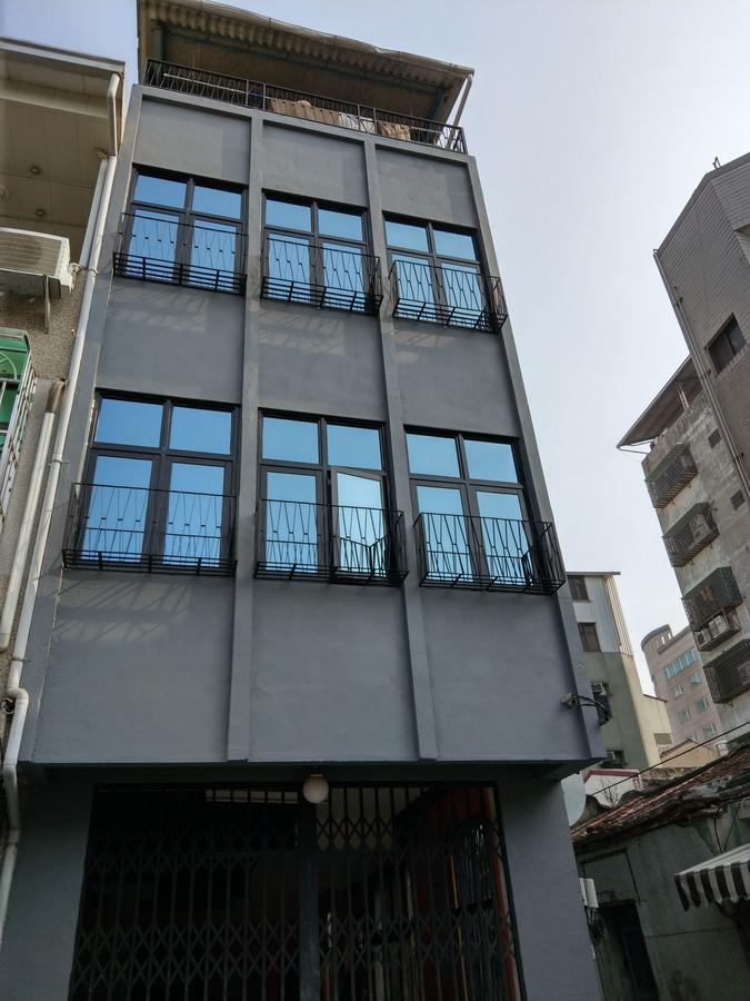 Oyaji Guesthouse-依人數床位數計價開放房型 Tainan Bagian luar foto