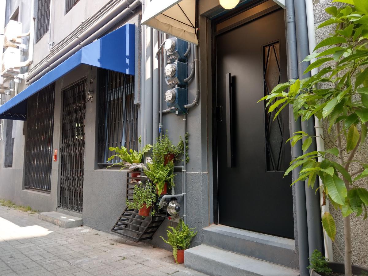 Oyaji Guesthouse-依人數床位數計價開放房型 Tainan Bagian luar foto