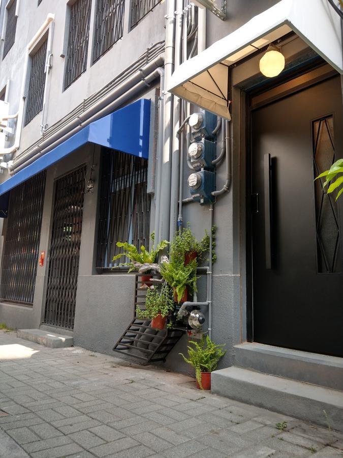 Oyaji Guesthouse-依人數床位數計價開放房型 Tainan Bagian luar foto