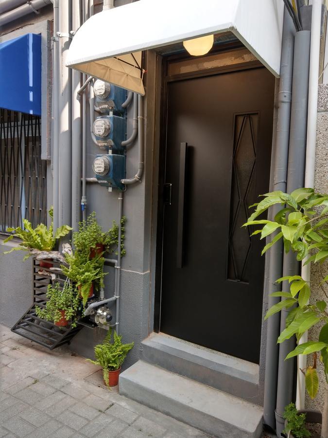 Oyaji Guesthouse-依人數床位數計價開放房型 Tainan Bagian luar foto